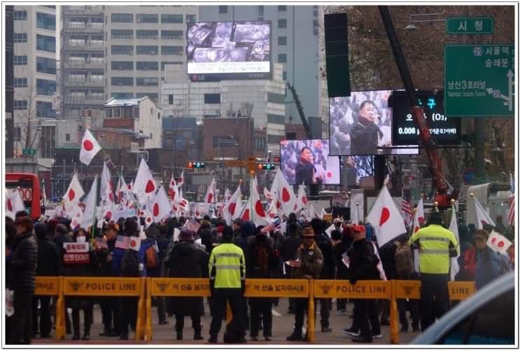 차라리 일본으로 가라.

3.1절을 앞두고 민족성과 자존심도 버린 인간들.....