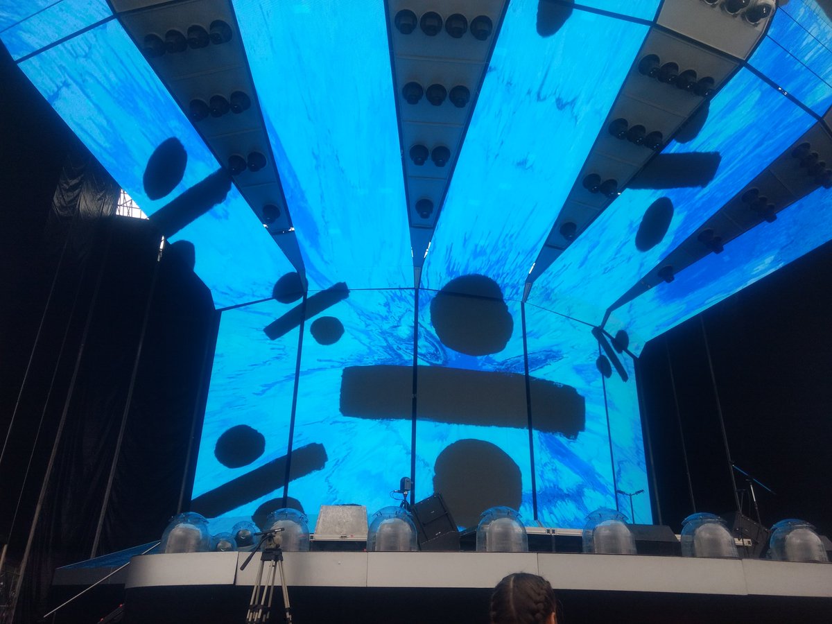 HerecomesRow's tweet photo. El único celeste que queremos #EdSheeranARG https://t.co/juicxzDTlS