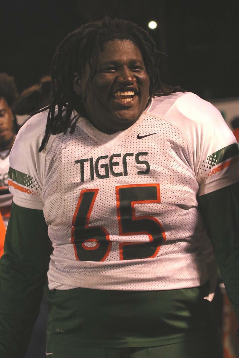 1mindset_marlo's tweet photo. Jones high thank you for putting me in the position I’m in rn🧡💚#Iimthankful @JonesHSFootball @JonesHighcom https://t.co/KaFEDJsQ28
