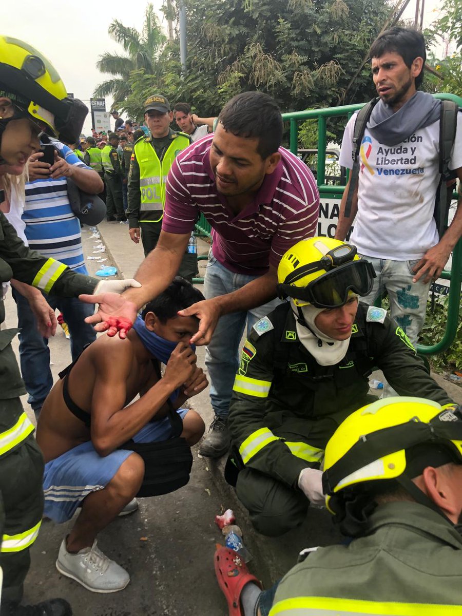 CATERINAV's tweet photo. #23Feb Más heridos en el puente Simón Bolívar. https://t.co/w7yXtVfXhV