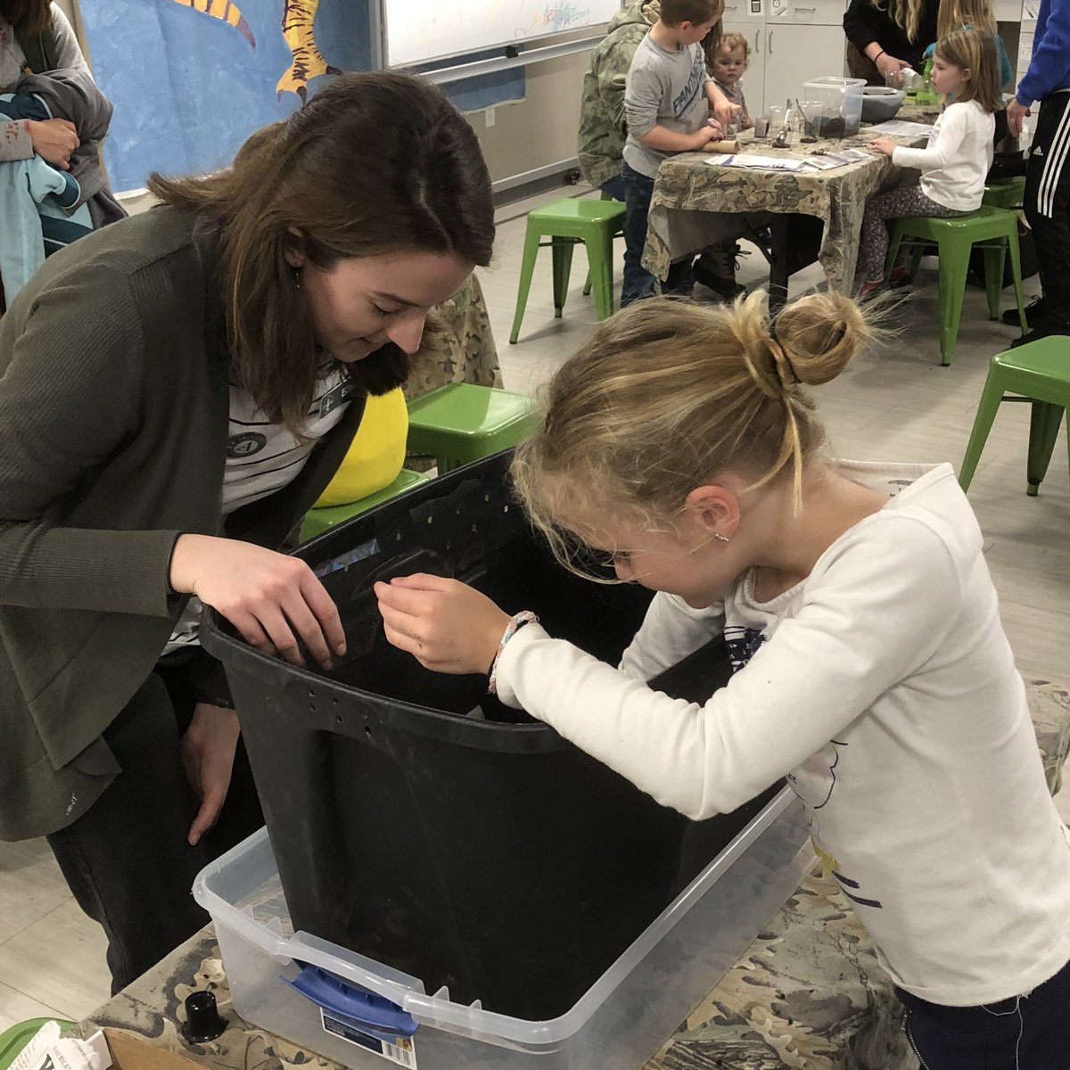 Avl_Science's tweet photo. Having a wormy, wonderful time today in the #STEMlab! Thanks to #BalsamMountainTrust for teaching us all about these wondrous wigglers! 〰️
#Asheville #science #AVLscience #SaturdaySTEAM #worms https://t.co/2HDNqcw3SI
