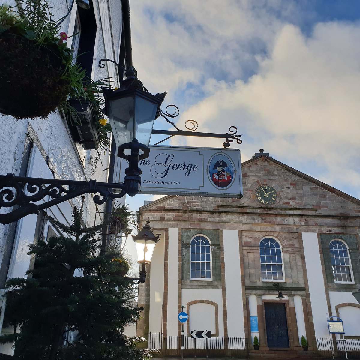 Sunday plans? A lovely mild and dry day forecasted for Inveraray tomorrow so worth a visit for the #perfectsunday daytrip. History, good food &amp; drink and breathtaking scenery = 👌. #inveraray #scotland <a href="/wildaboutargyll/">Wild About Argyll | Scotland’s Adventure Coast</a> #abplace2b  <a href="/VisitScotland/">VisitScotland</a>