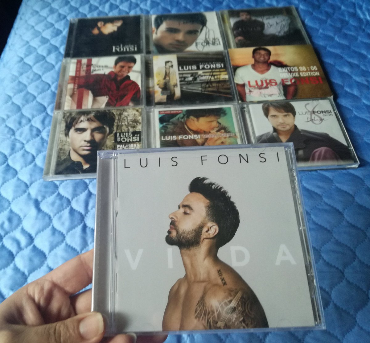 Karlita2412's tweet photo. Y para no perder la costumbre como lo hago desde hace 20 años, uno más a mi colección 😍😍❤️❤️ #Feliz #FonsiFan @LuisFonsi 🇨🇷🇨🇷 https://t.co/ATN63v5jpX