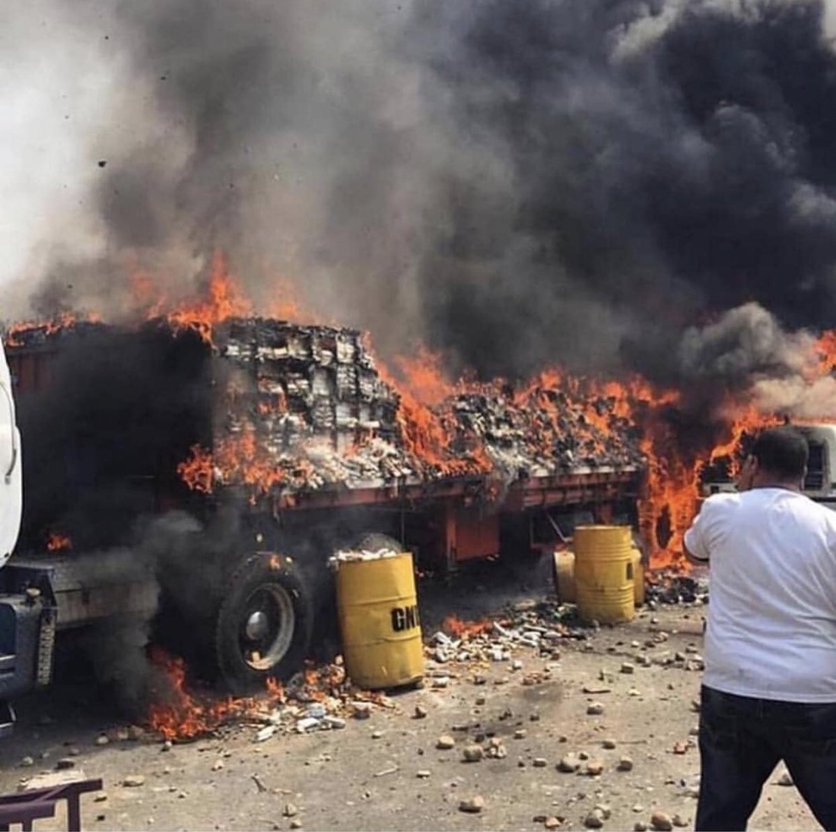 WandaElizabeth's tweet photo. This is today in Venezuela. Saturday February 23! The Maduro regime burning the humanitarian Aid preventing it from entering Venezuela this is honestly inhumane! #Mercy #VenezuelaAid https://t.co/ee6EwaC6hT