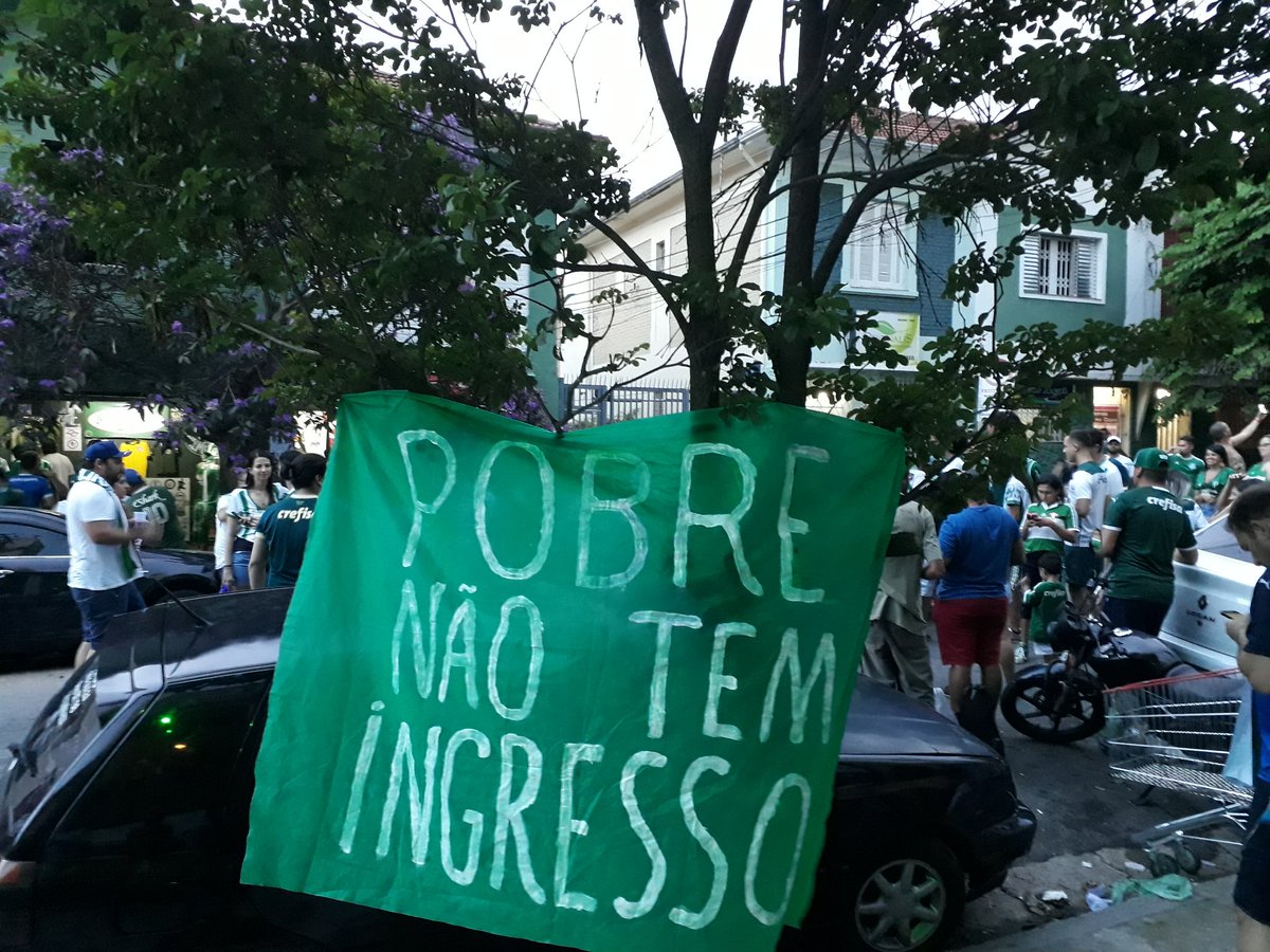 Sem apoio de organizados, palmeirenses seguem fazendo protestos contra o preço dos ingressos