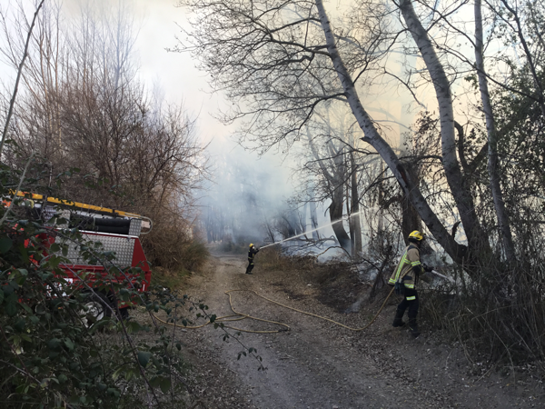 pcivilbaza's tweet photo. 🚒🚒 Dos dotaciones de bomberos de #Baza actúan nuevamente en un incendio 🔥 en la orilla del río Galopón en #Caniles. Dos focos independientes han afectado a unos 500 m2 de vegetación de ribera, chopos y otros árboles. https://t.co/Yzg6iTTfQm