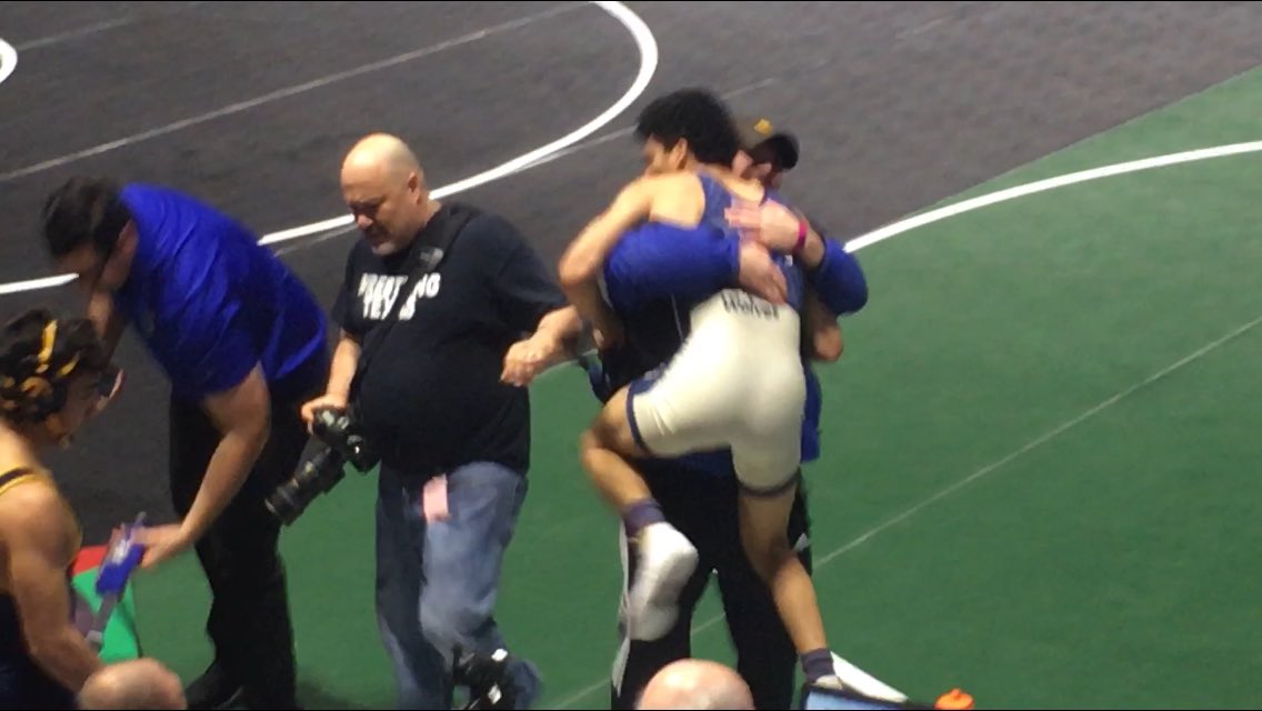 WolvesWrestlers's tweet photo. Daniel Hernández-Mendoza -Mendoza 138lbs proudly representing in @HoustonISD as he reaches the #WrestlingFinal at @BerryCenter #UILSTATE @westsidehigh @whshowlernews @HISDAthletics @MikeFroehlich2 https://t.co/Y845K1IImB