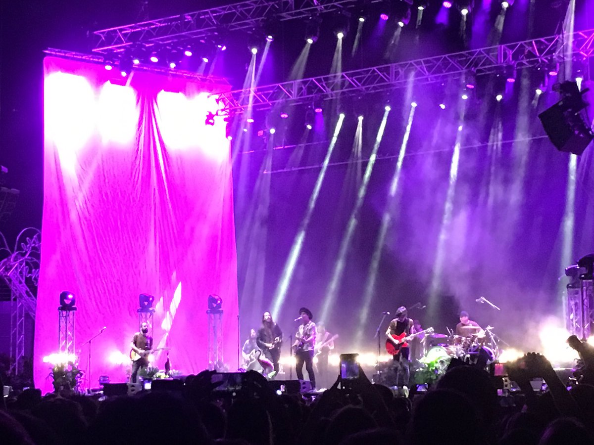mtvspain's tweet photo. 🌴 @CarlosSadness ha traído el verano a Madrid en su concierto acompañado de @alfredgarcia 🌺 ¡Top 💘! https://t.co/FKSNgo8Wiz