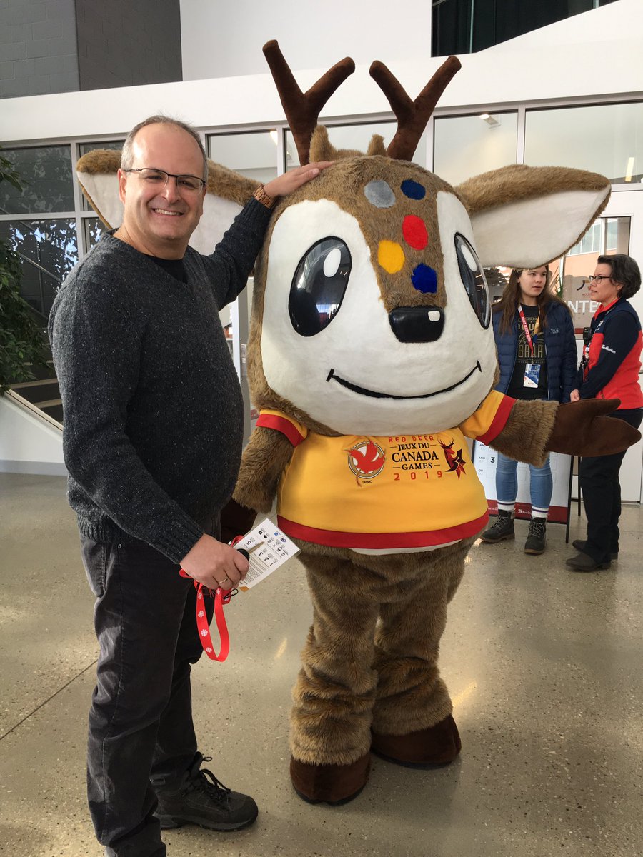 hotelpotvin's tweet photo. Le journaliste sportif @MEBBouchard était heureux de rencontrer la mascotte Waskasoo des @CanadaGames #icijc19 #JDC2019 #jc2019 https://t.co/Vl7amrcwfu