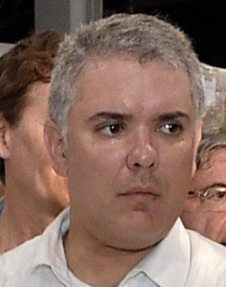 Matador000's tweet photo. Esta cara de @IvanDuque es la cara de un hombre seguro. 
Seguro que no se imagina en la que nos está metiendo.

Aparte de eso, parece que ya empieza a retener líquidos. https://t.co/6KS9fjmBWF