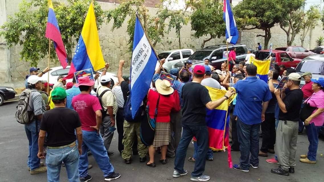 VerdadDigitalsv's tweet photo. Diferentes movimientos sociales se hicieron presentes en la embajada de la República Bolivariana de Venezuela en El Salvador y reiteraron su compromiso en  acompañar al pueblo de Venezuela en la defensa de su soberanía, justicia social y tranquilidad nacional. https://t.co/okBZNKscfj