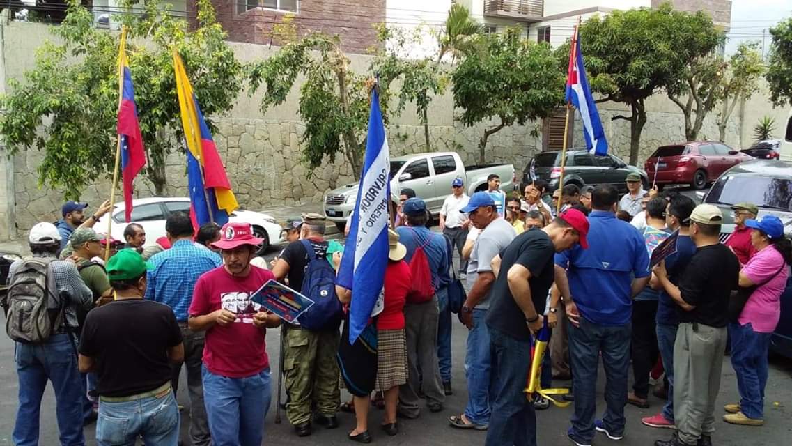 VerdadDigitalsv's tweet photo. Diferentes movimientos sociales se hicieron presentes en la embajada de la República Bolivariana de Venezuela en El Salvador y reiteraron su compromiso en  acompañar al pueblo de Venezuela en la defensa de su soberanía, justicia social y tranquilidad nacional. https://t.co/okBZNKscfj