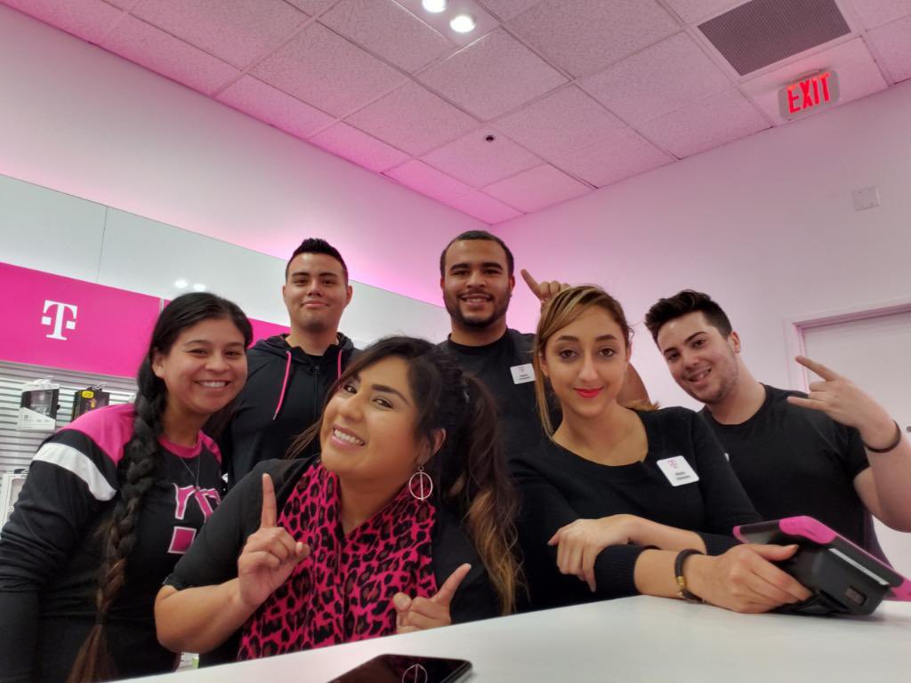 BernardContre10's tweet photo. Week 1 New Hire training complete and this group is excited as ever!! 👍🏽 #ValenciaMLC #CentralCA #SeriousFun https://t.co/lz96IE10iC
