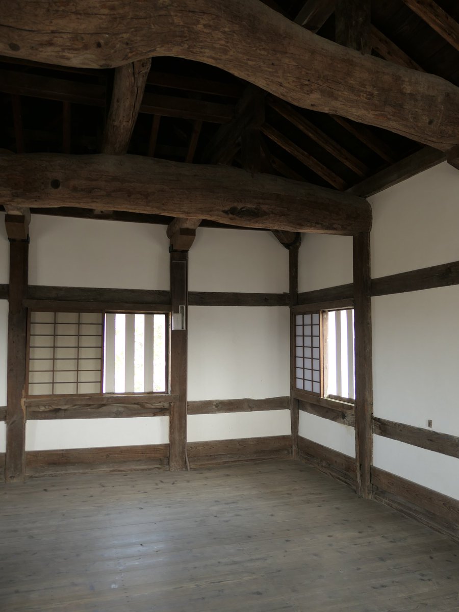 日光 甲府人 三階内部自体はシンプルだけど 内部に漆喰があるのはさすが そして階段の急さはなかなかすごい 雨水を逃がす仕組みも 姫路城ぽい