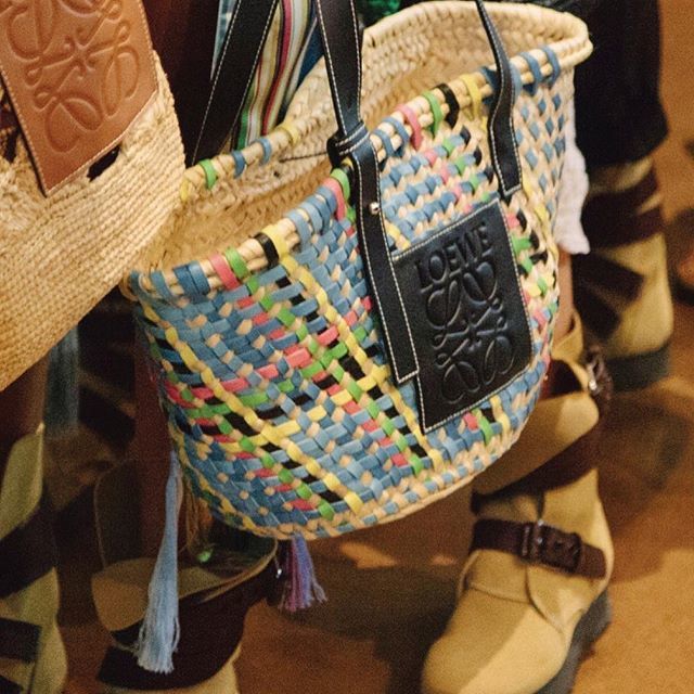 flashmodainout's tweet photo. Loewe / #Backstage details. #LOEWE #GateBag in Rafia #ss19 #bags #fashion #accesories #luxury #loewe #promo https://t.co/2hvDIB5YQi https://t.co/KL7ol24vGe
