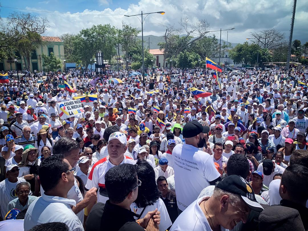 jguaido's tweet photo. En #Carabobo el pueblo dio hoy #23F una nueva demostración de ser una mayoría que exige la ayuda humanitaria como un paso fundamental para la reconstrucción de Venezuela. 

Esto es apenas el comienzo. Si pensaron que nos íbamos a cansar, se equivocaron. 

#23FAvalanchaHumanitaria https://t.co/jGR3zn7Qw8