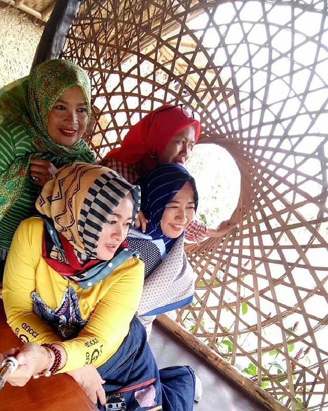 wisataTSM's tweet photo. Reposted from @rinafebiana -  Memanfaatkan waktu bersama kalian 💞😘 .
.
.
.
.
#pulkam
#mudik
#tasikmalaya 
#wisatatasik
#kumpulteman
#silaturahmi
#temanabuputih - #regrann  #wisatatasik situgede https://t.co/8A8i2CnRt4 Reposted from @rinafebiana -  Memanfaatkan waktu bersama… https://t.co/Fi1BBQBJul