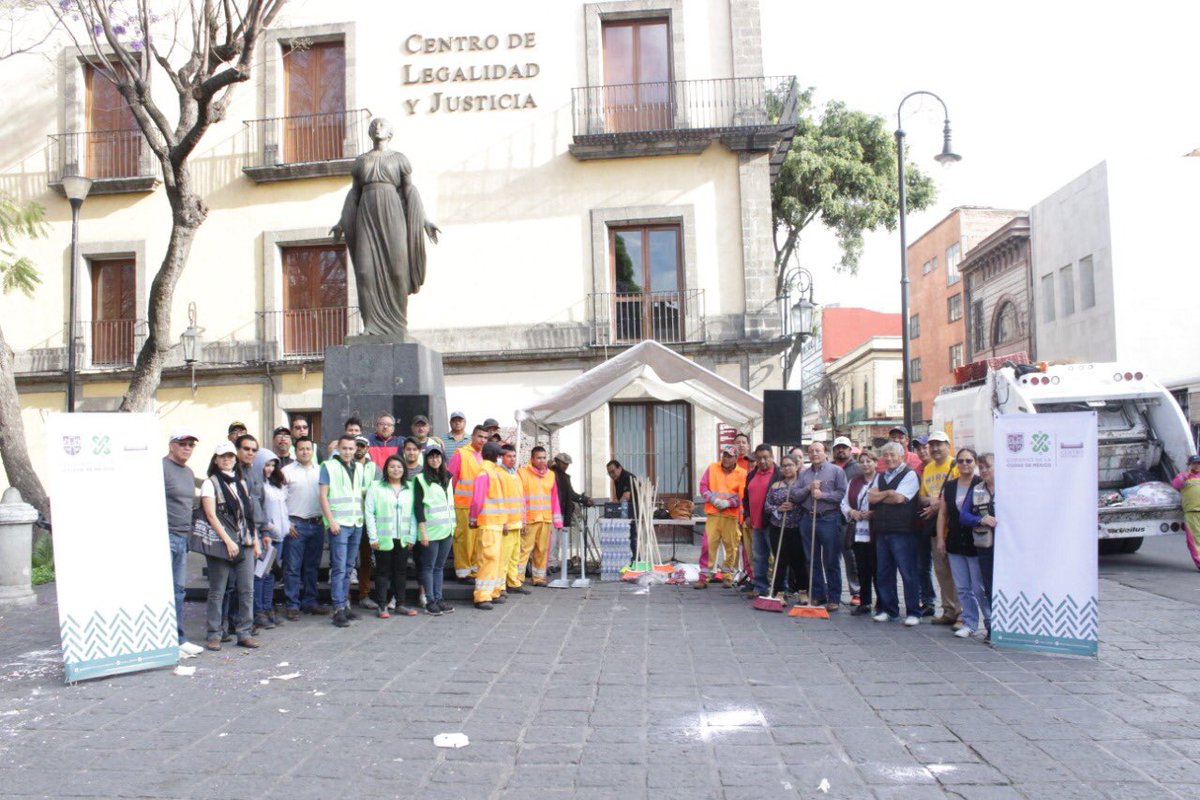 Quisimos agradecerle a la comunidad del #CentroHistórico su hospitalidad con estos nuevos residentes, por eso hoy hicimos #SábadoDeTequio en Plaza Santa Catarina. Seguiremos limpiando plazas, estén al pendiente. #CrecerElCentro💜