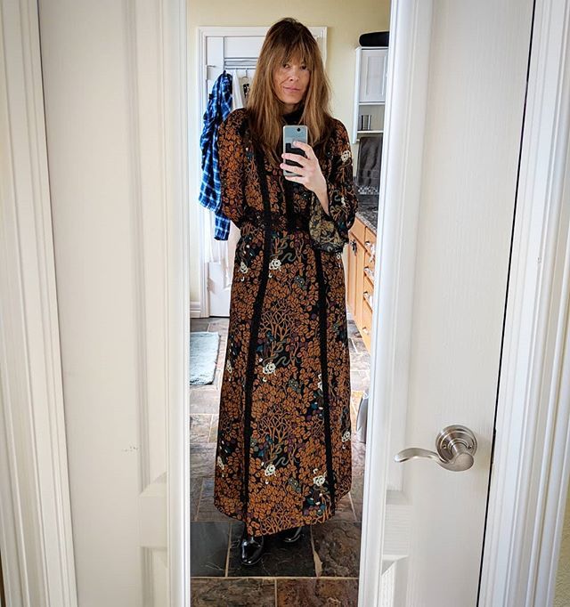 Dressed up and nowhere to go...new Anna Sui frock awaits a festive occasion.😔💕
#annasui #dress #fashion #vintagestyle https://ift.tt/2tzZf5W