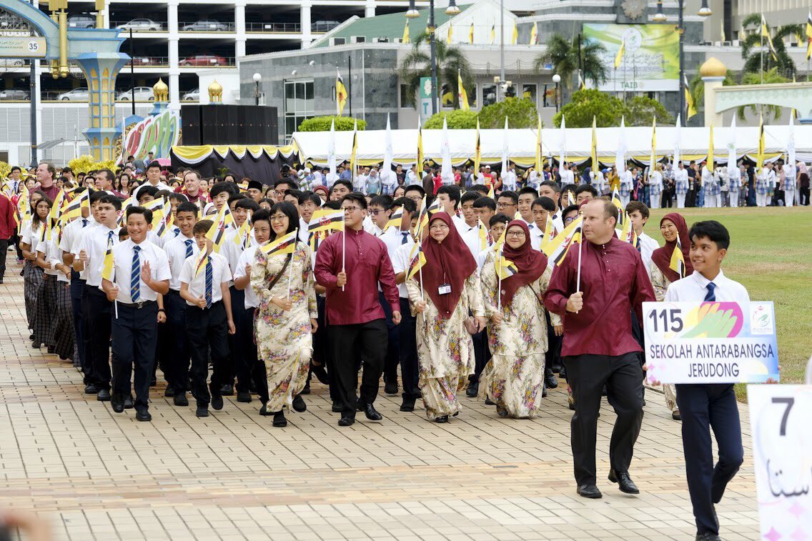 barnysandow's tweet photo. @JISBrunei marching at #nbd35 National Day Parade. Our kids did us proud. #JISRespects https://t.co/PRCtFLrOYM