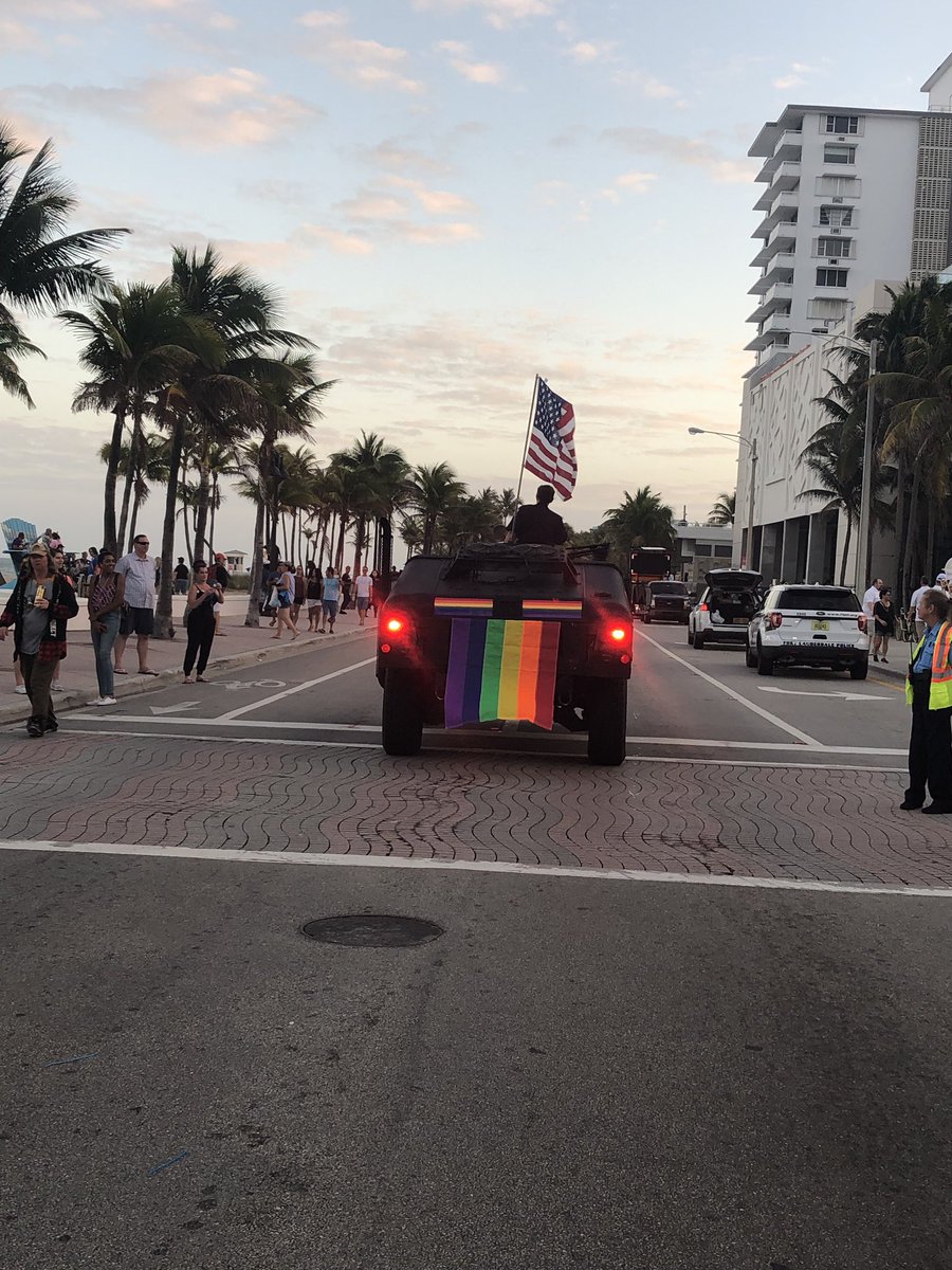 Fort Lauderdale Police (@ftlauderdalepd) on Twitter photo #FLPDPride What a beautiful day to celebrate #PrideFortLauderdale! #FLPDPride What a beautiful day to celebrate #PrideFortLauderdale!