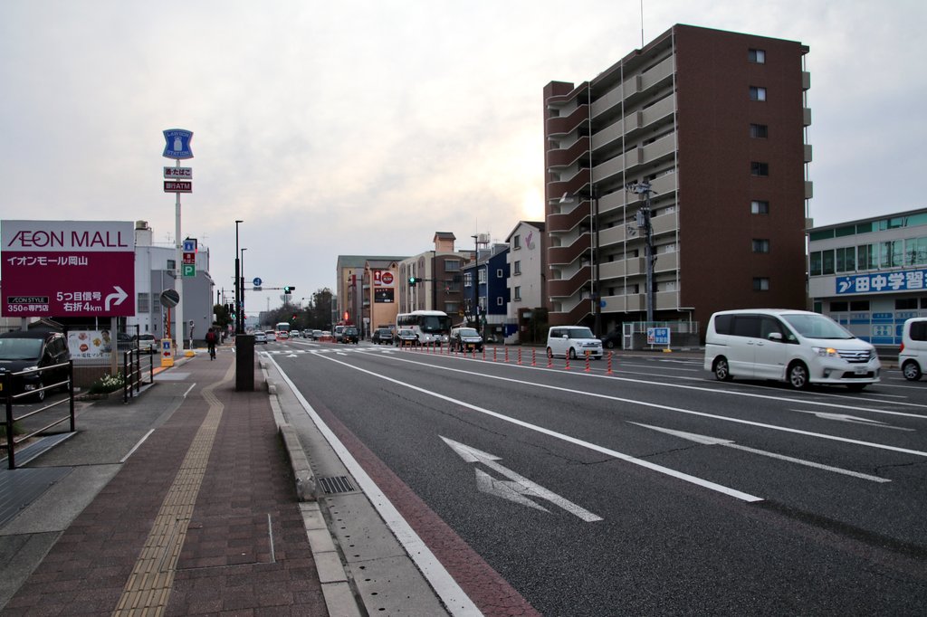 新条 2 24 国道53号 津島交差点付近 通行形態変更工事 津島南ローソン前 車線減少規制して 横断歩道塗装中 1 2 リトルマーメイド南 同 横断歩道塗装抹消中 津島交差点は信号機全方向使用停止 交通誘導中 3 いずれも南西側歩道上から撮影