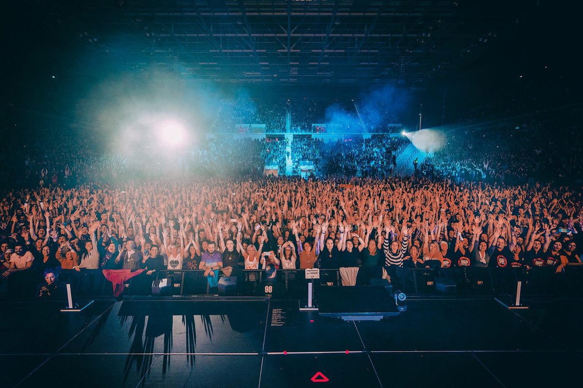Negramaro's tweet photo. #Torino, una luna così piena di voi... rimarrà scolpita negli occhi e nel cuore. Grazie! #StraSoldOut
#NegramaroIndoor2019 https://t.co/mALpBMah4S