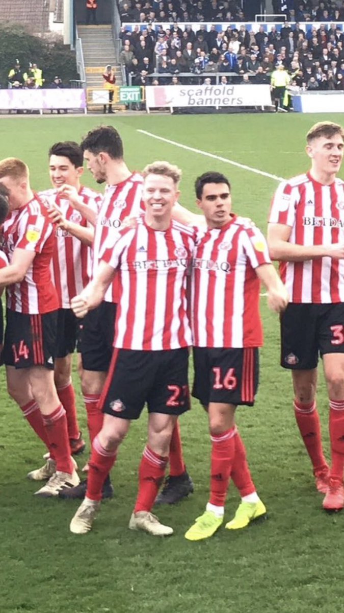 lawts26's tweet photo. Best photo I’ve seen takes a massive pay cut to return to his boyhood club to push us on to promotion #leadbitter and loving every minute https://t.co/xRgiZu74Ax