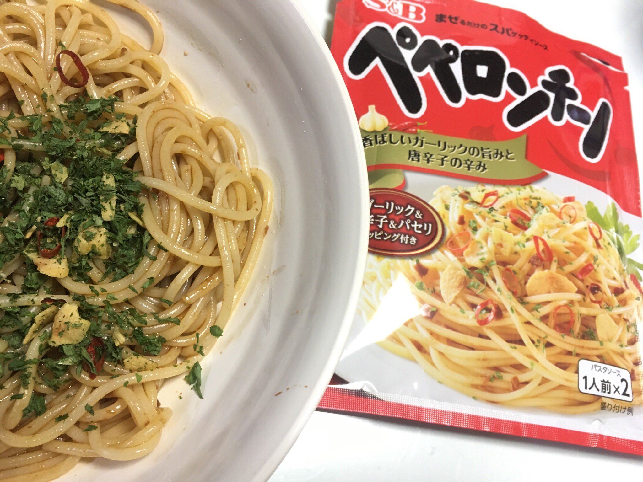 大胡あすか 2 Pfizerd S B ペペロンチーノ 黒いマー油 風のオイリーなソースで混ぜやすい トッピングはたっぷりのパセリとフライドガーリックと赤唐辛子 強目の辛味とにんにく アンチョビの風味で 塩味も濃いめ 他のペペロンと違う特徴の黒いオイル