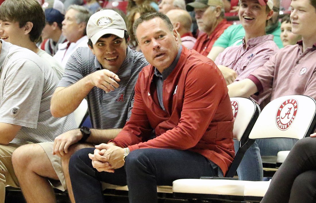 Charlie_Potter's tweet photo. Butch Jones is sitting courtside for Alabama-Vanderbilt basketball.

Photos via @DBAMA44 https://t.co/zI6V6zovFd