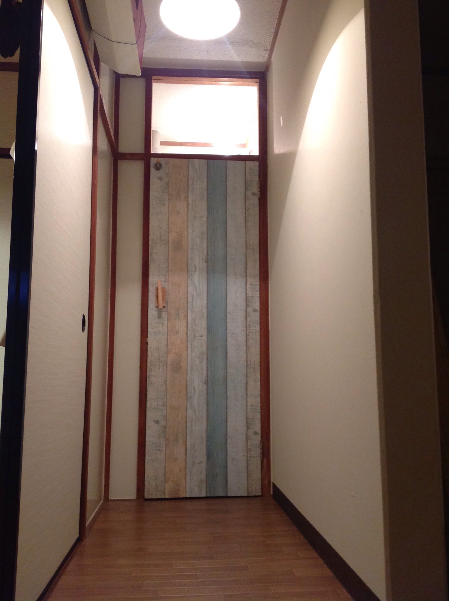 みんなの本部長 団地のトイレ改造 ドアにはがせる壁紙を貼り 取っ手を端材に付け替えました ヾ ๑ ﾉ 壁紙は2年経ってもはがれないよ 団地リフォーム Diy T Co Cygbdexfhw Twitter