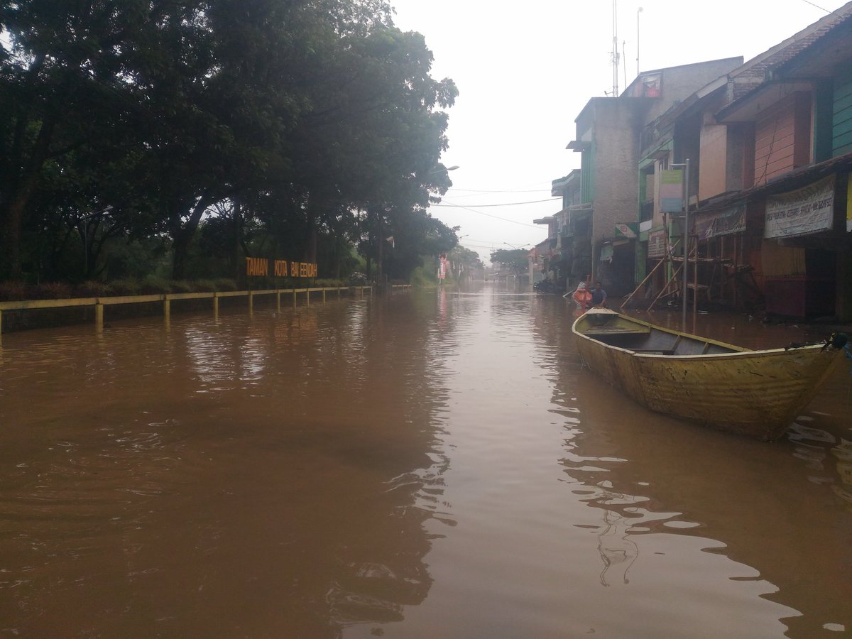 Kmp_Badminton's tweet photo. Kondisi terkini banjir Taman Kota Baleendah 
#banjir
https://t.co/btScXEvyHC