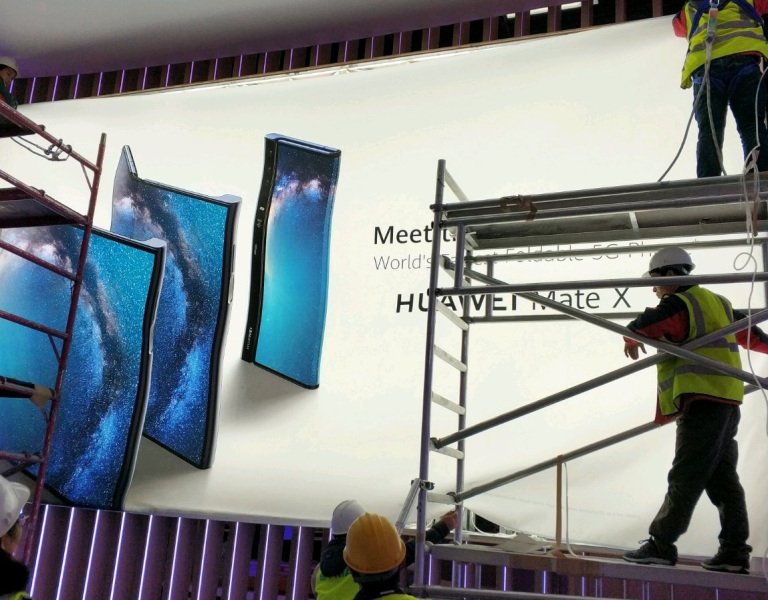 DokterTafi's tweet photo. @HuaweiMobile @GSMA Meet the World's First Foldable 5G Phone. It puts Galaxy Fold to shame. https://t.co/ZX2PXYqzAD