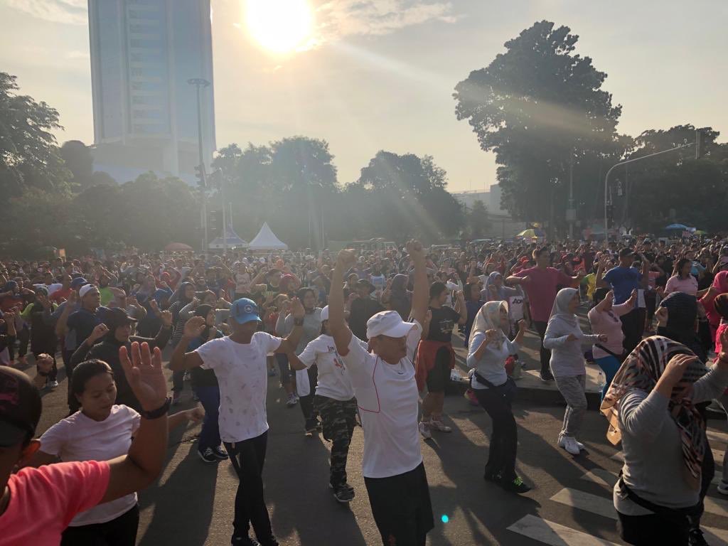 insecuristy's tweet photo. Yuk yuk yuk senam pagi yuuuuk!
Siapa aja ni yang pagi ini ikutan CFD bareng @OfficialRepnas?
Aku ikutan dong~
Senam rame-rame dibawah sinar matahari pagi yang sehat, meleleh lemak-lemak akutu. BURN BABY BUUURRRNNN 🔥
#GenerasiNomorSatu
#BuahLokalNomorSatu
#Repnas https://t.co/66HKWTLjjP