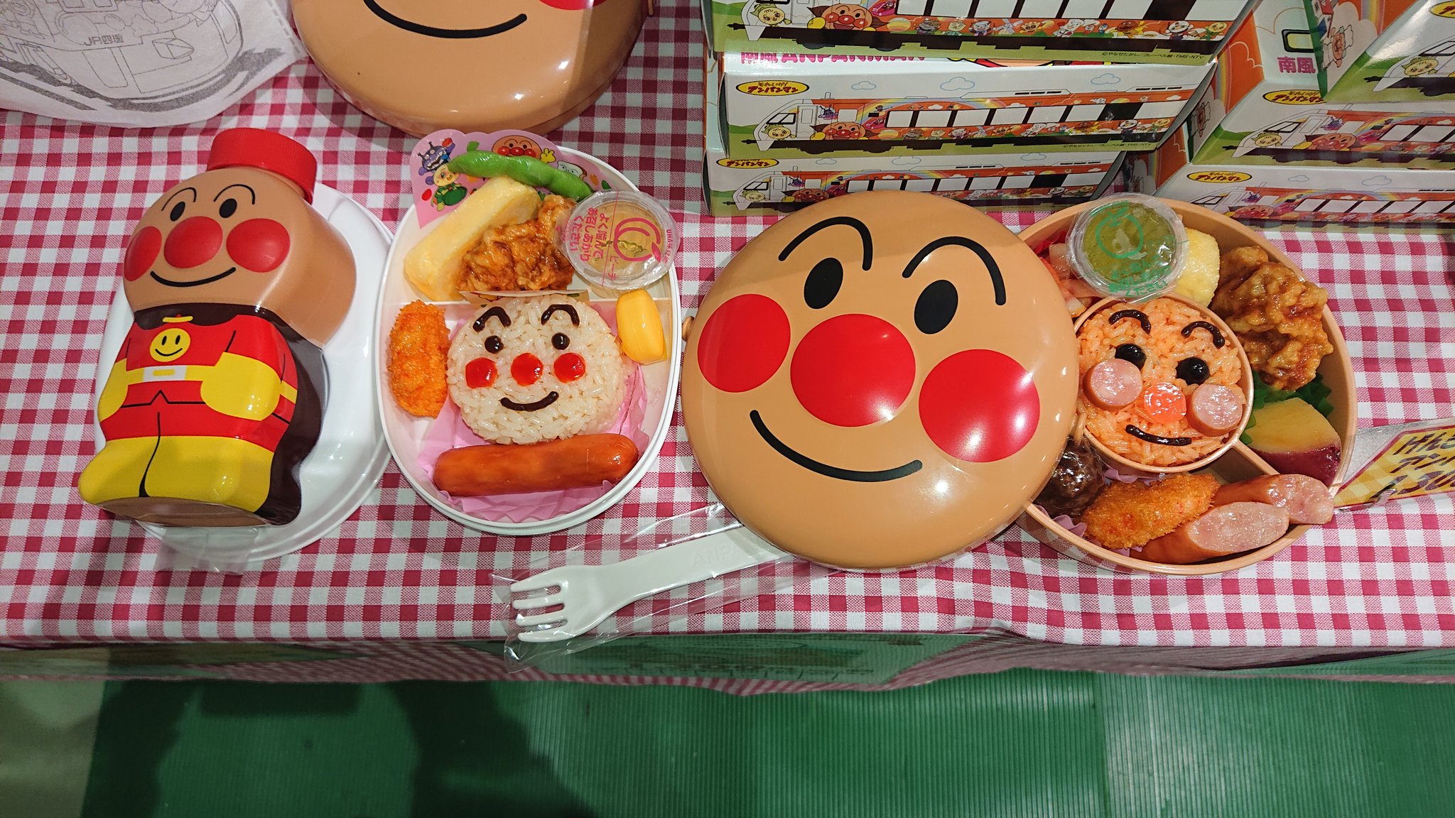 Mitsushi 京都鉄道博物館 で アンパンマン弁当 アンパンマン列車グッズ や すまいるえきちゃんグッズ など販売中 15時まで 本日が当館でラスト販売 アンパンマントロッコ は3 3まで展示中 京都 鉄道博物館 アンパンマン T Co F5n5edqaoe