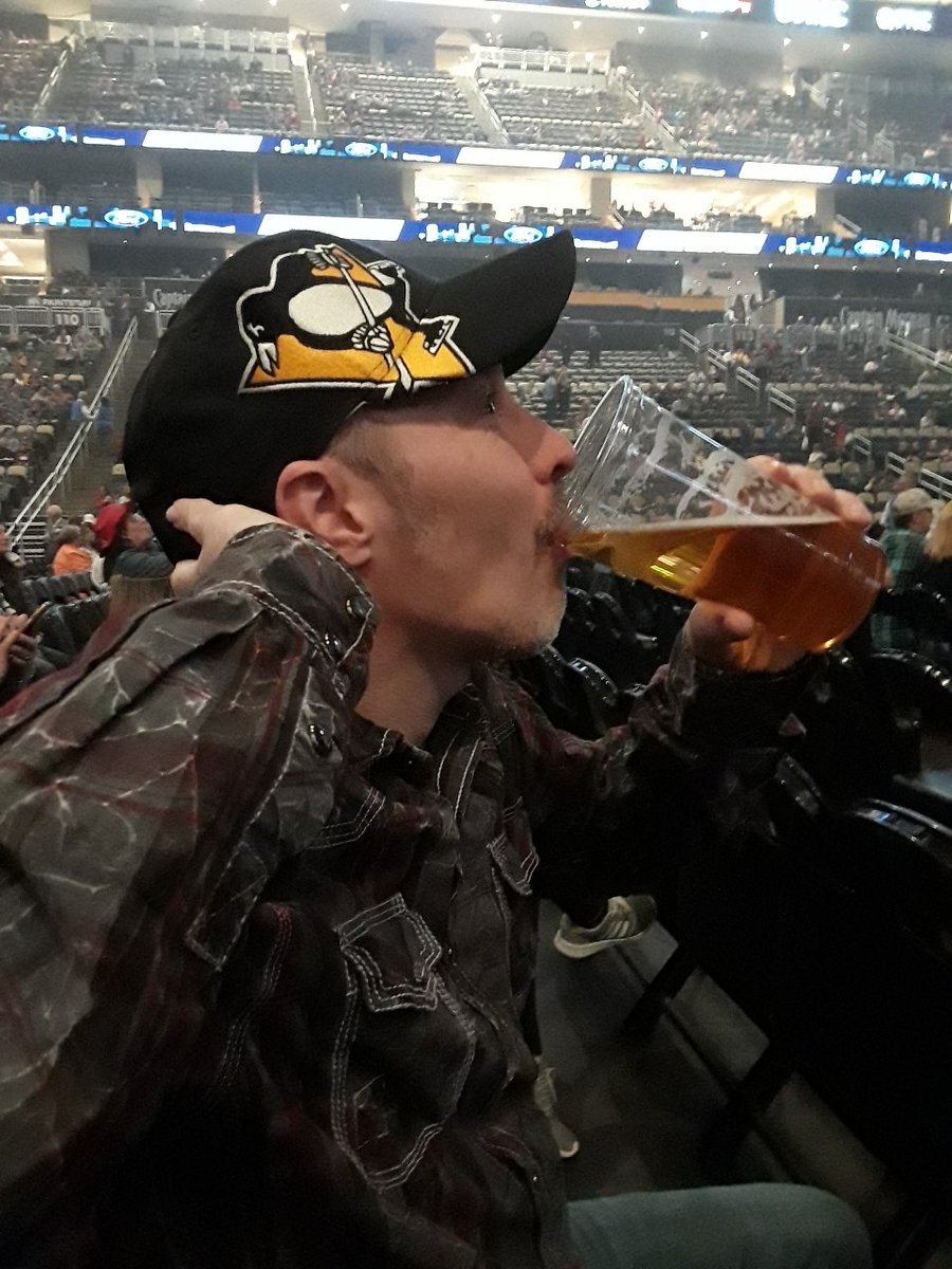 nikkirousx's tweet photo. #BSPITTSBURGH Blake Shelton pre concert selfies (girl vs boy) 🤣🤣 https://t.co/wVyB9rxYDm