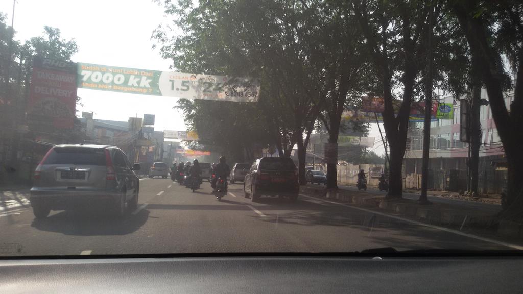 FaySonora's tweet photo. Pkl 08.13 Jl Raya Cibubur dari exit Tol Cibubur ke arah Cileungsi dua arah ramai lancar.@SonoraFM92 @TMCPoldaMetro https://t.co/542Z53l6Q2