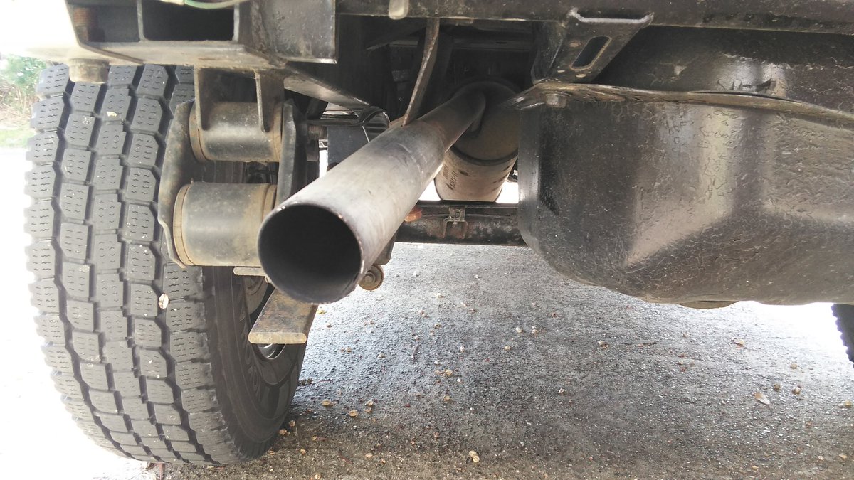 最後のシ者 Twitterissa 加工したマフラーが五月蝿いので 純正に戻しました 出口はl形の部分をカットして自作の マフラーカッターを付けてます ジムニー マフラー 純正戻し
