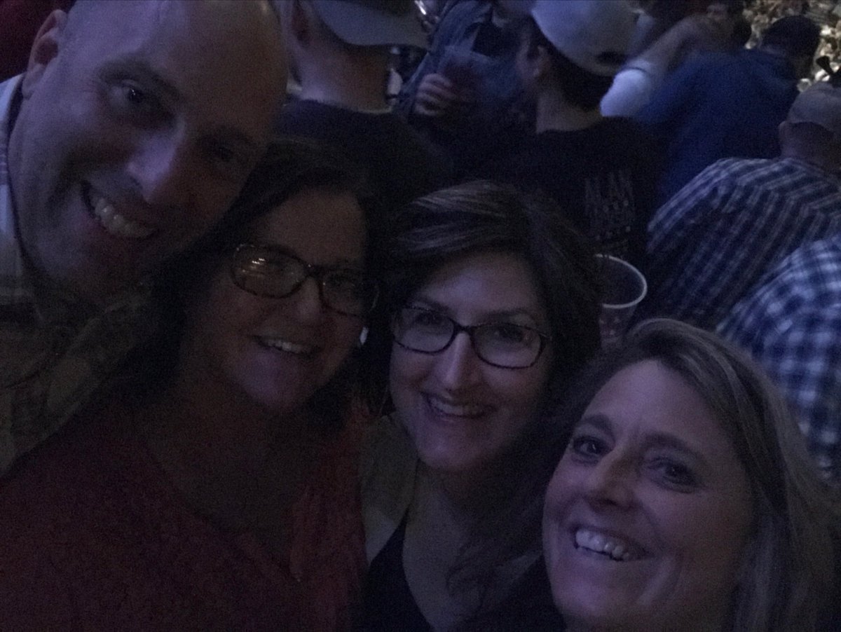NickBeute's tweet photo. #AlanJackson #vanandelarena #meandtheladies #datenight https://t.co/VDBaZPYdfP