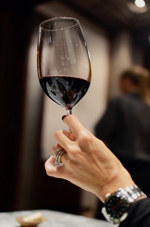 Disursv's tweet photo. #Vino 🍷
Los colores de los tintos, dependiendo de su edad, van desde el azul violeta hasta el rojo teja.
#wine #winelovers #winetime #disur https://t.co/obV7Mox6ss