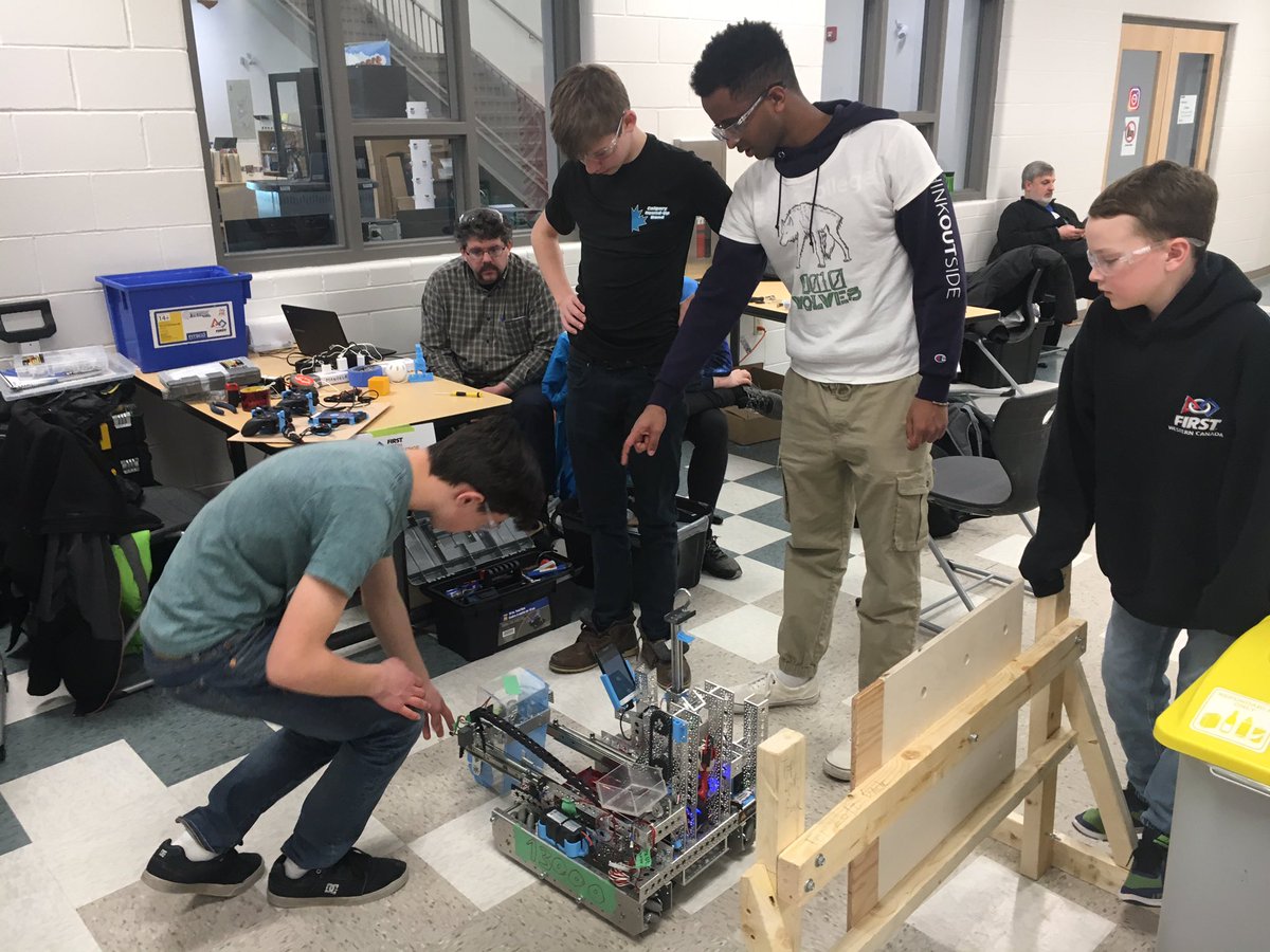 MtColumbiaIT's tweet image. Fixing our linear slides strings...AGAIN #13000DataWolves #omgrobots #ftcalberta