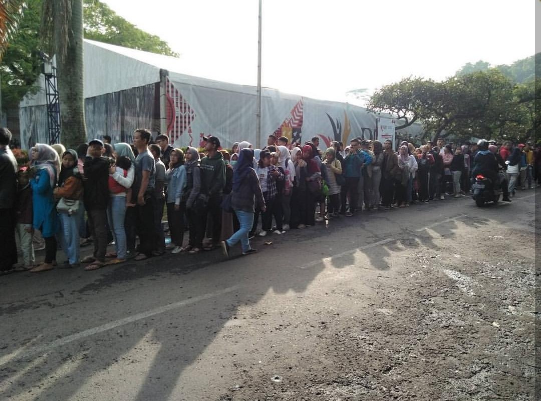 JONACHIVERS_'s tweet photo. [PICT] Wasiyaaapp! Mantap djiwaaaa!! Suasana antri tiket Final #djarumsuperliga2019! Semangat yang lagi ngantri tikeeeet 💪🙏💕

@pbdjarumofficial @djarumbadminton @bliblidotcom .

#djarumsuperliga2019 #TeamINAJuara #jonatanchristie #jonachivers #musicatrinity https://t.co/66Gl3fQLYY