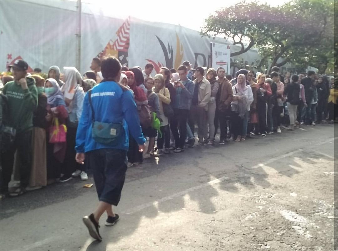 JONACHIVERS_'s tweet photo. [PICT] Wasiyaaapp! Mantap djiwaaaa!! Suasana antri tiket Final #djarumsuperliga2019! Semangat yang lagi ngantri tikeeeet 💪🙏💕

@pbdjarumofficial @djarumbadminton @bliblidotcom .

#djarumsuperliga2019 #TeamINAJuara #jonatanchristie #jonachivers #musicatrinity https://t.co/66Gl3fQLYY