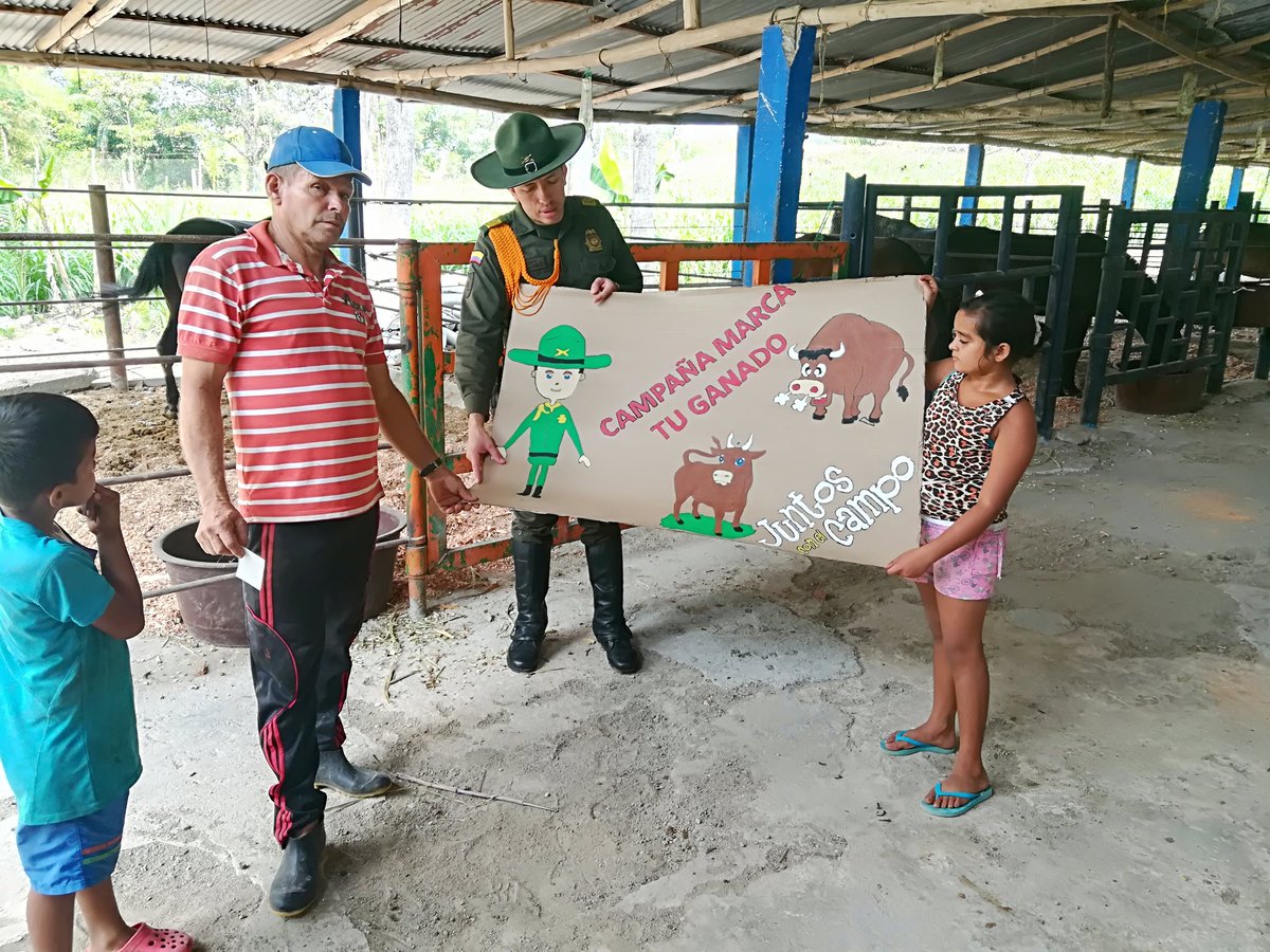 PaezWalther's tweet photo. #elplayon
#carabineroscol
Seguimos afianzando la seguridad rural,  comprometidos  con la prevención finca a finca de hurto en todas sus modalidades
#sisersomostodos https://t.co/MCyz3ceZwe