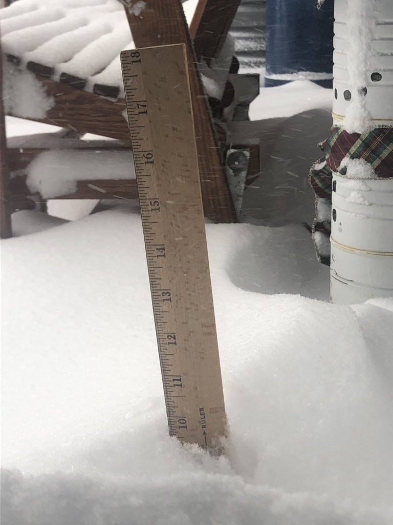 Janovec_Jamie88's tweet photo. @NWSOmaha At 5:15pm it’s probably up to 12 inches  now lincoln NE https://t.co/0wT2zFAqMg