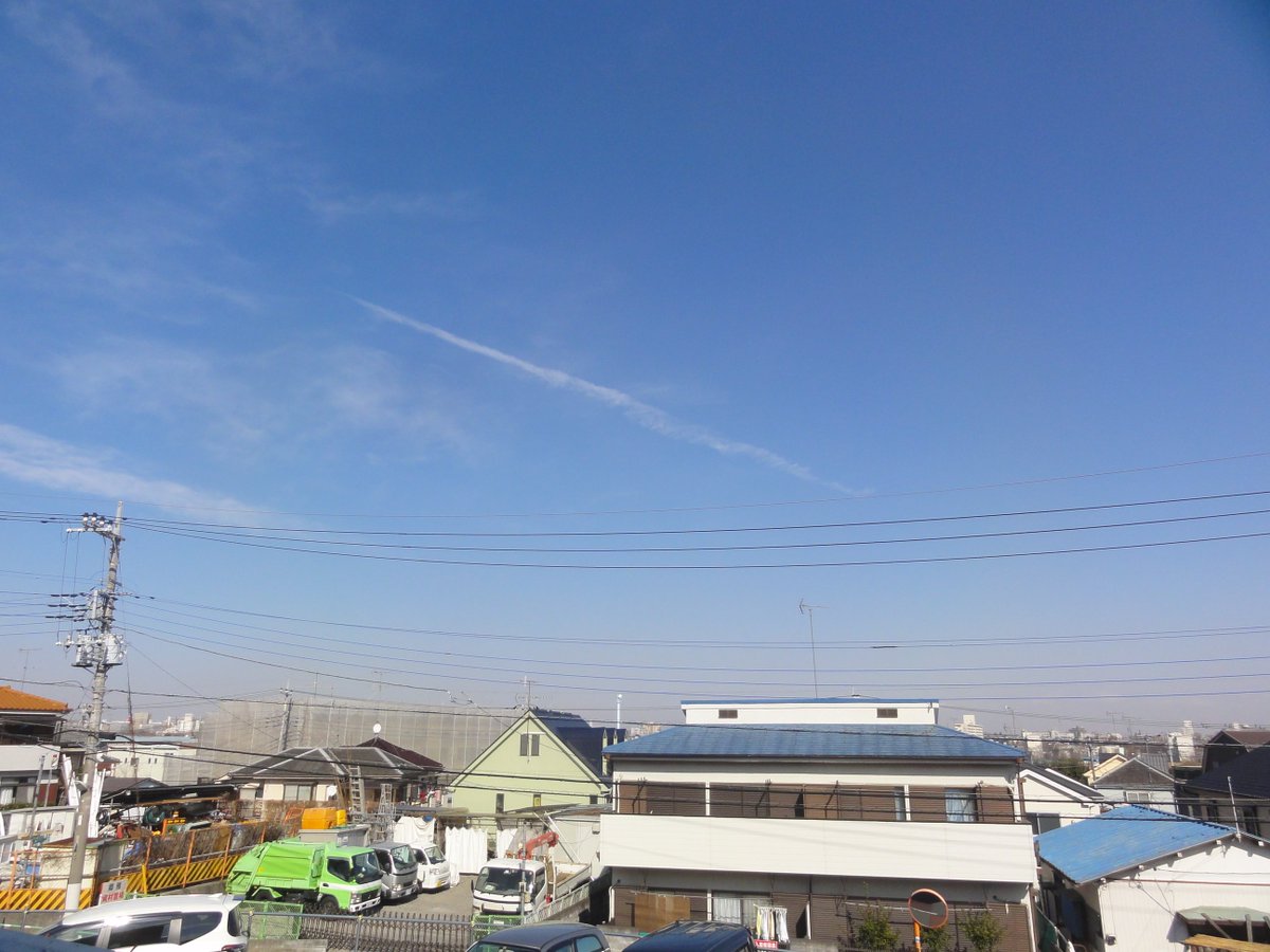 G_ERasputin's tweet photo. 散歩していたら何か普段と違う匂いがするので見上げたら・・
これが噂の「ケムトレイル」でしょうか。 https://t.co/Y3KNDY7sVO