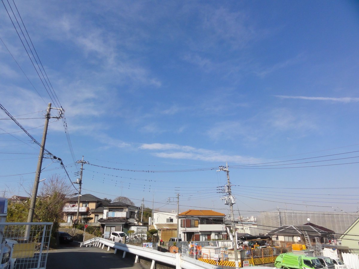 G_ERasputin's tweet photo. 散歩していたら何か普段と違う匂いがするので見上げたら・・
これが噂の「ケムトレイル」でしょうか。 https://t.co/Y3KNDY7sVO