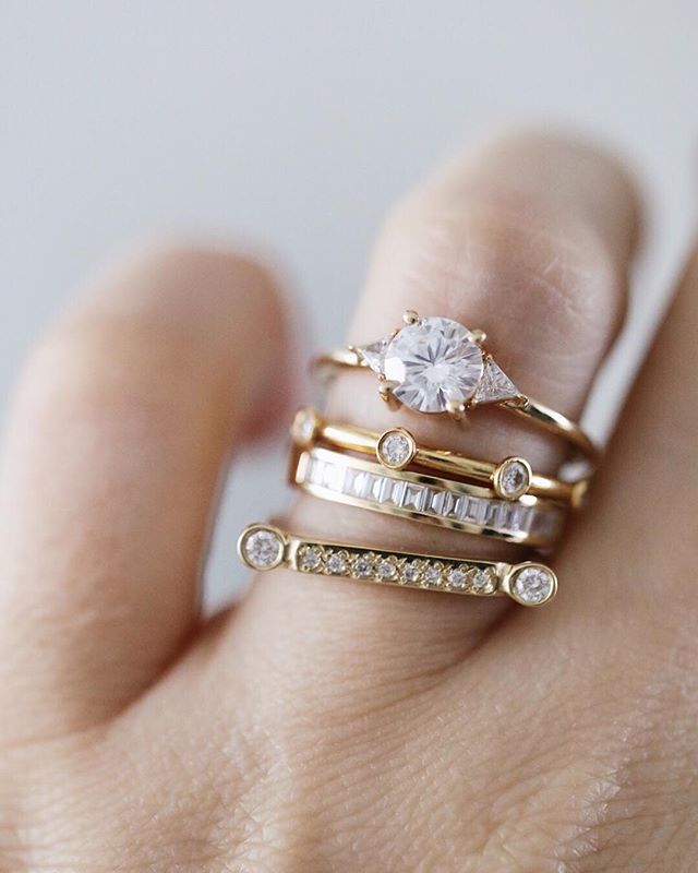 Stacks on stacks! From top to bottom: Jillian round brilliant engagement ring, four stone stack ring, half diamond channel set baguette stack ring, and the bezel bar stone stack ring.
Tap for ring details.
.
.
.
.
. #ctwf #considerthewldflwrs #wldflwrink… ift.tt/2GYz4Ok