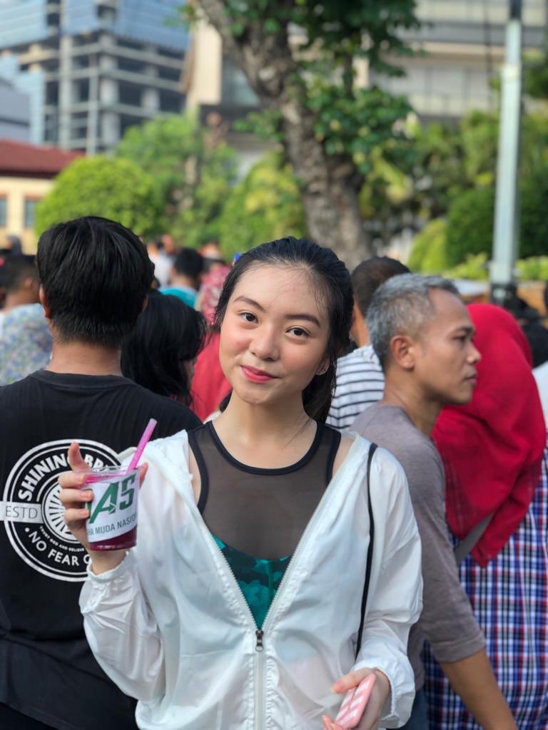 insecuristy's tweet photo. Abis senam pagi, lanjut minum jus buah lokal yang dibagi-bagiin @OfficialRepnas, ini GRATIS lho gengs~
Sehat dapet, hemat dapet, konten untuk sok sibuk buat dipamerin ke gebetan juga dapet! 😆😍
#GenerasiNomorSatu
#BuahLokalNomorSatu
#Repnas https://t.co/YV9vTK7YLa