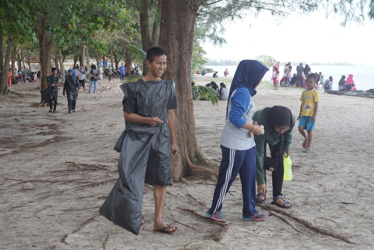 GAPABEL's tweet photo. Salam Muda, Militan, Pro Lingkungan

Kegiatan hari ini masih dalam rangkaian peringatan Hari Peduli Sampah Nasional 
Minggu, 24 Februari 2019 di Pantai Wisata Tanjung Pendam.

#Gapabel
#GapabelUntukNegeri
#BelitungBebasSampah
#HariPeduliSampahNasional2019
#HPSN
#Belitung https://t.co/wpDwn0yyoY